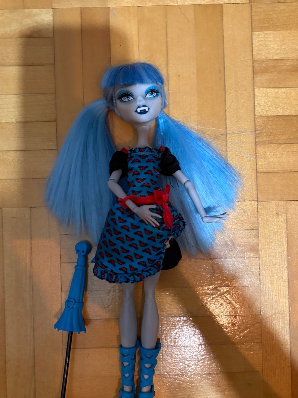 monster high doll ghoulia dressed as draculaura broken nose